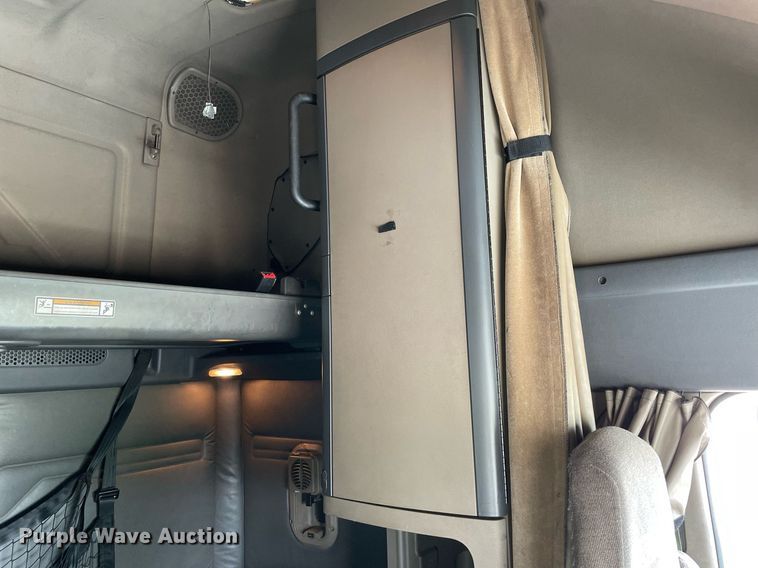 image for item LJ9707 2016 Freightliner Cascadia 125  semi truck