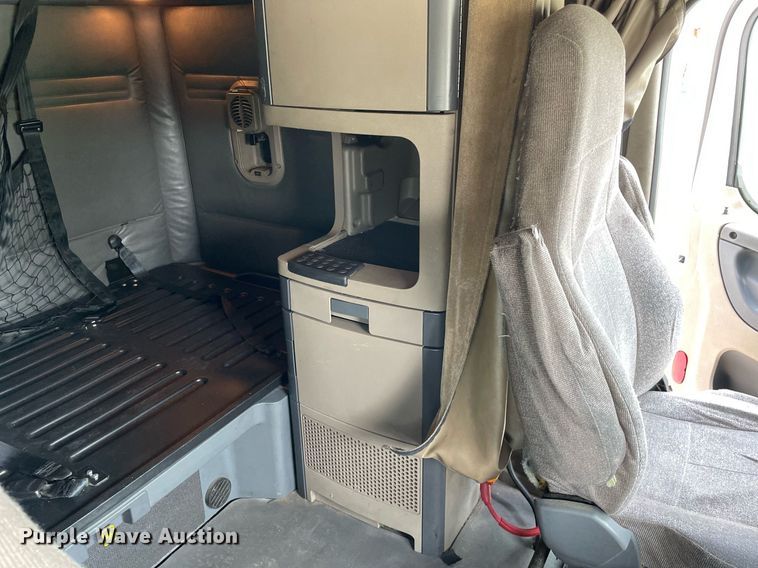 image for item LJ9707 2016 Freightliner Cascadia 125  semi truck