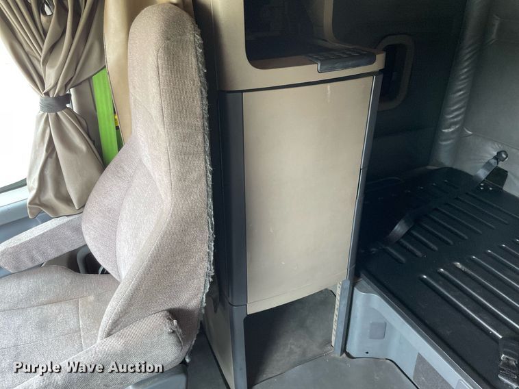 image for item LJ9707 2016 Freightliner Cascadia 125  semi truck