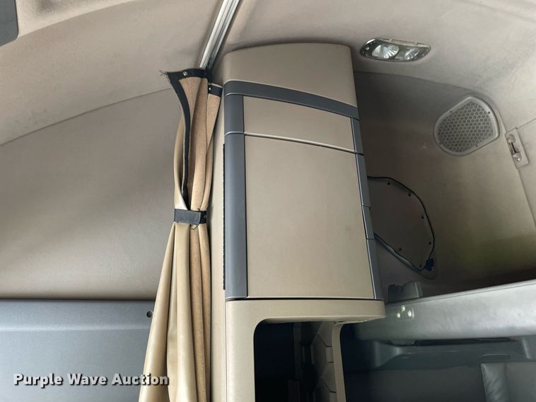 image for item LJ9707 2016 Freightliner Cascadia 125  semi truck