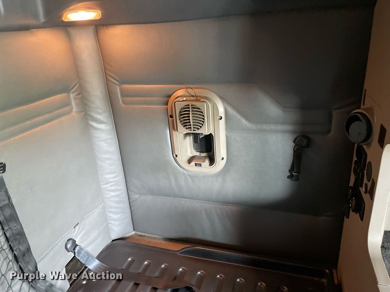 image for item LJ9707 2016 Freightliner Cascadia 125  semi truck