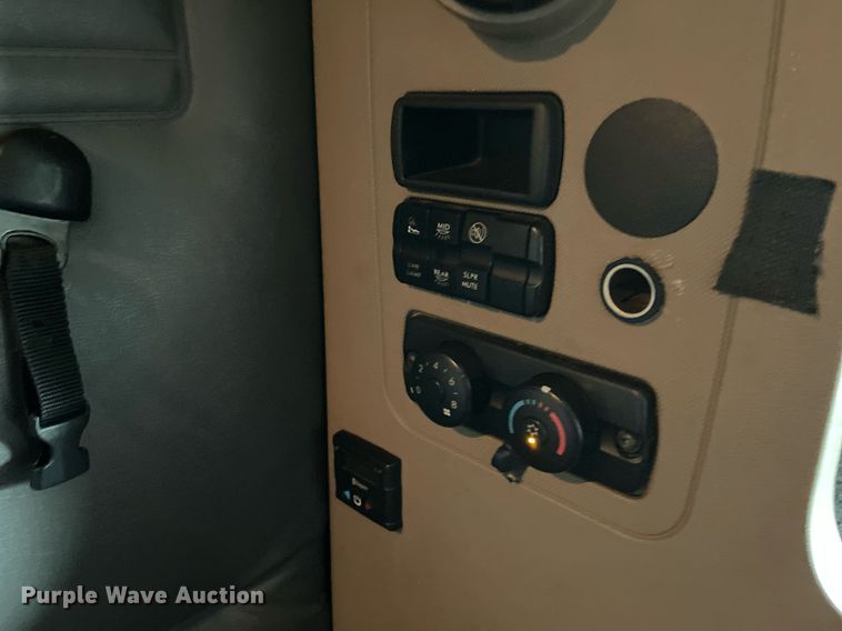 image for item LJ9707 2016 Freightliner Cascadia 125  semi truck