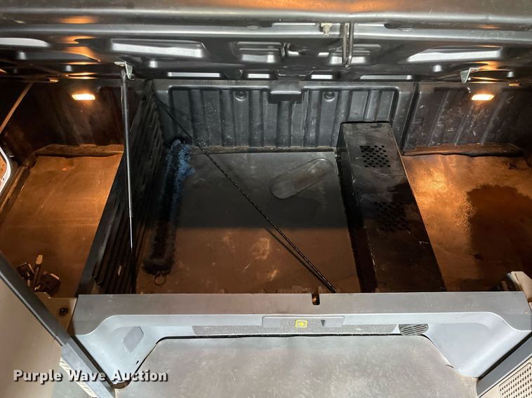 image for item LJ9707 2016 Freightliner Cascadia 125  semi truck