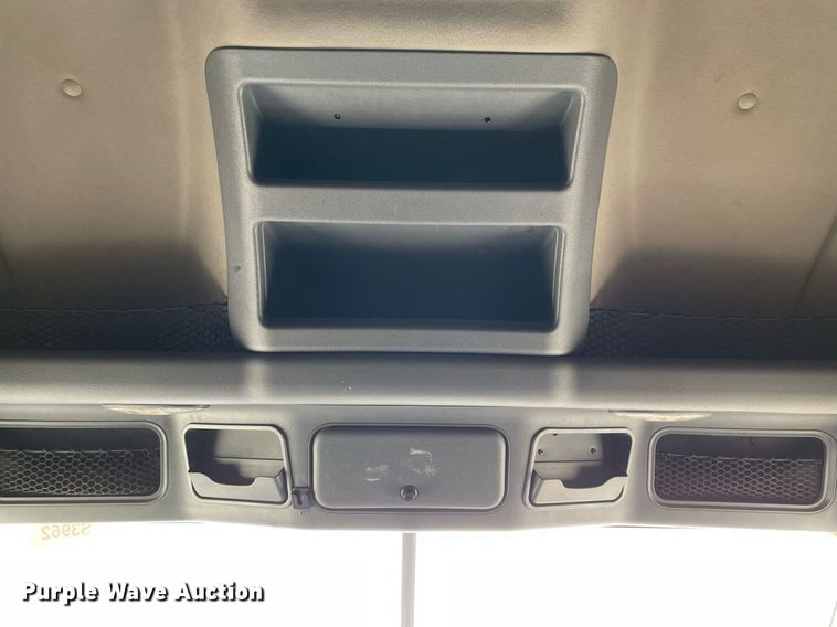 image for item LJ9707 2016 Freightliner Cascadia 125  semi truck