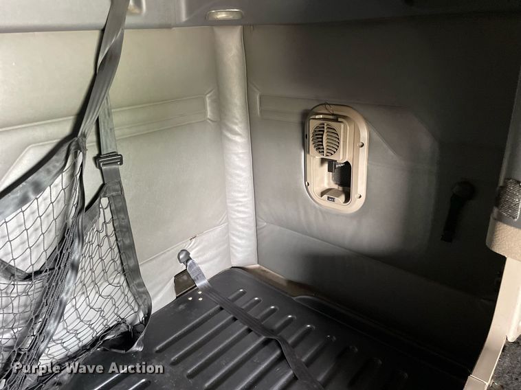 image for item LJ9707 2016 Freightliner Cascadia 125  semi truck