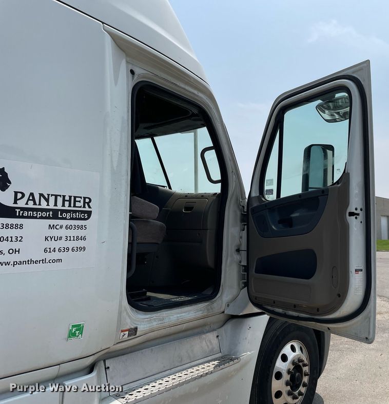 image for item LJ9707 2016 Freightliner Cascadia 125  semi truck