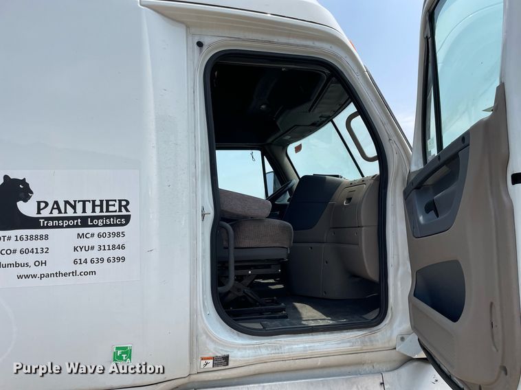 image for item LJ9707 2016 Freightliner Cascadia 125  semi truck