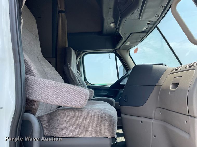 image for item LJ9707 2016 Freightliner Cascadia 125  semi truck