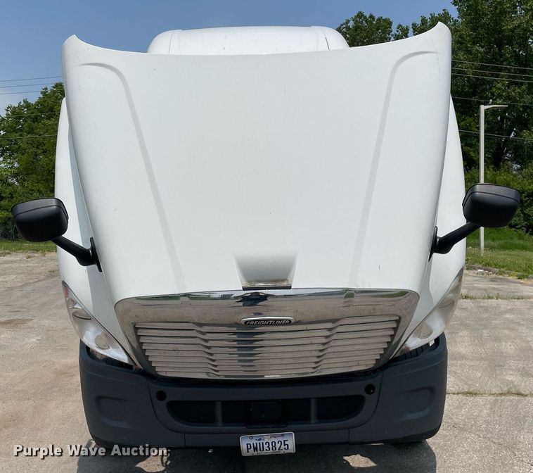 image for item LJ9707 2016 Freightliner Cascadia 125  semi truck