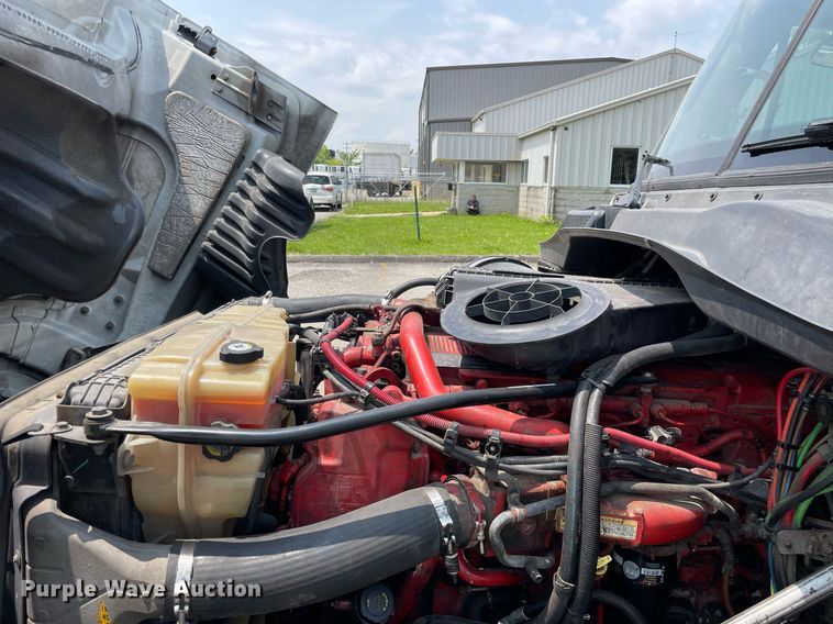 image for item LJ9707 2016 Freightliner Cascadia 125  semi truck