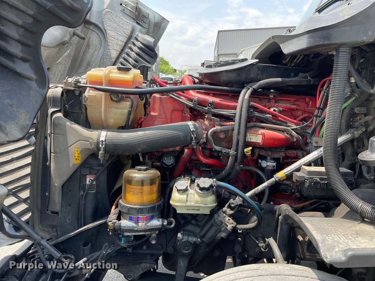 image for item LJ9707 2016 Freightliner Cascadia 125  semi truck