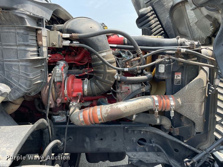 image for item LJ9707 2016 Freightliner Cascadia 125  semi truck