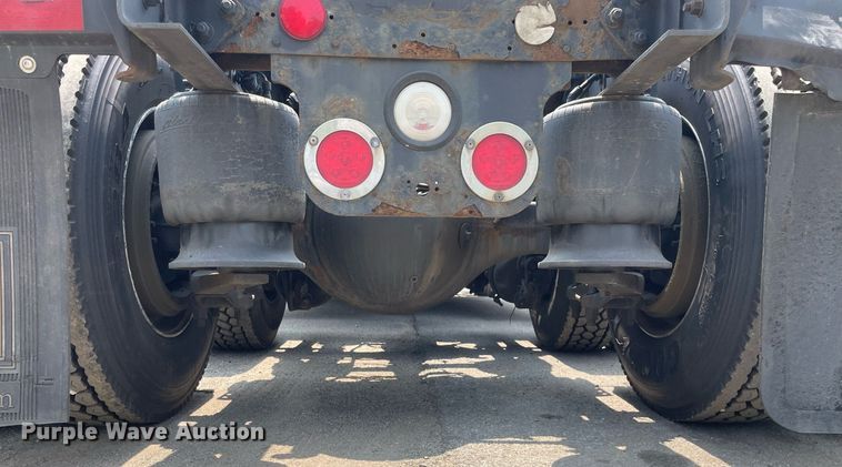 image for item LJ9707 2016 Freightliner Cascadia 125  semi truck