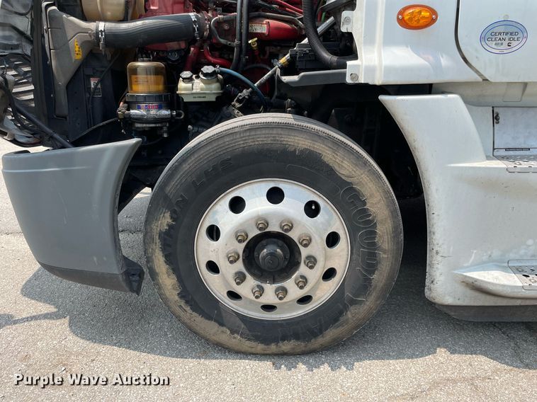 image for item LJ9707 2016 Freightliner Cascadia 125  semi truck