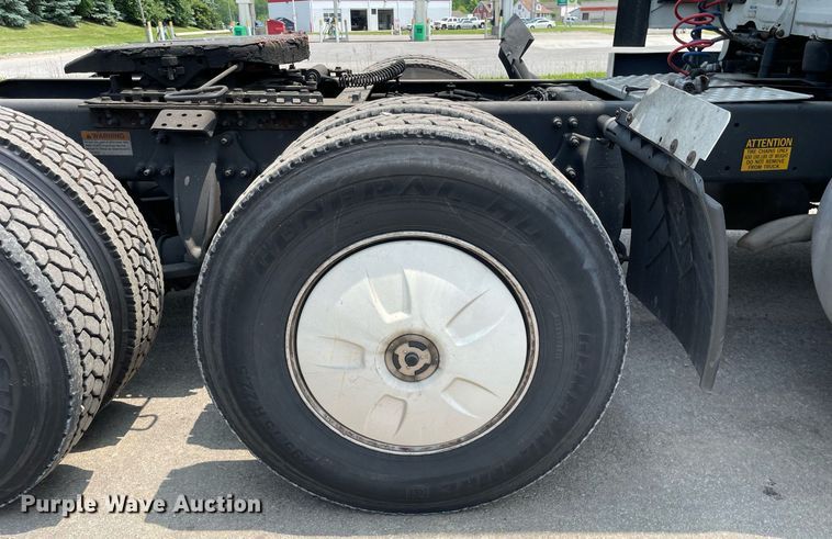 image for item LJ9707 2016 Freightliner Cascadia 125  semi truck