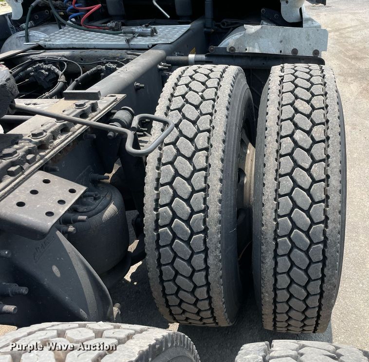 image for item LJ9707 2016 Freightliner Cascadia 125  semi truck