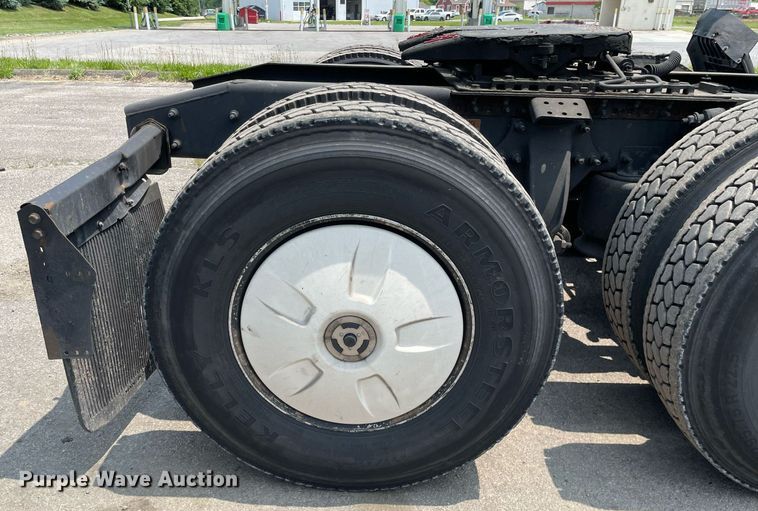 image for item LJ9707 2016 Freightliner Cascadia 125  semi truck