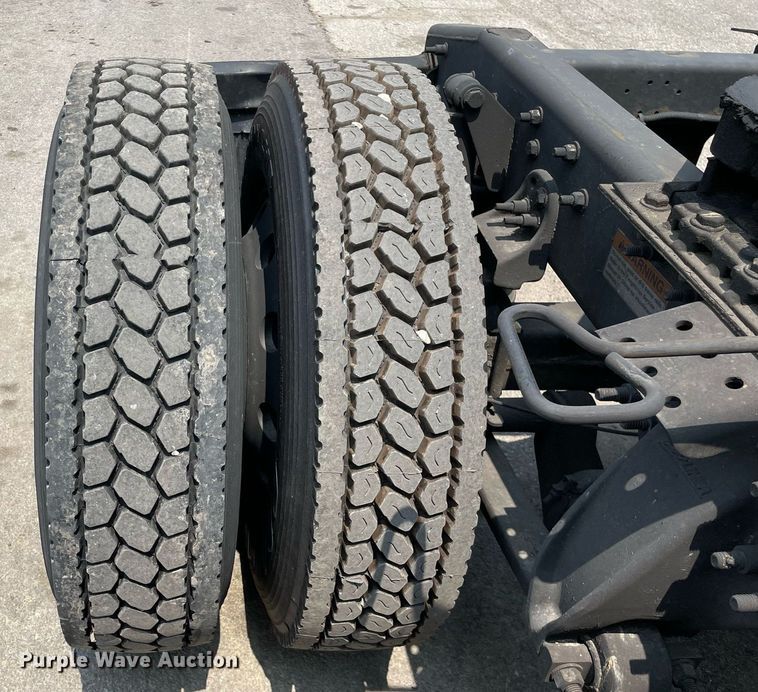 image for item LJ9707 2016 Freightliner Cascadia 125  semi truck