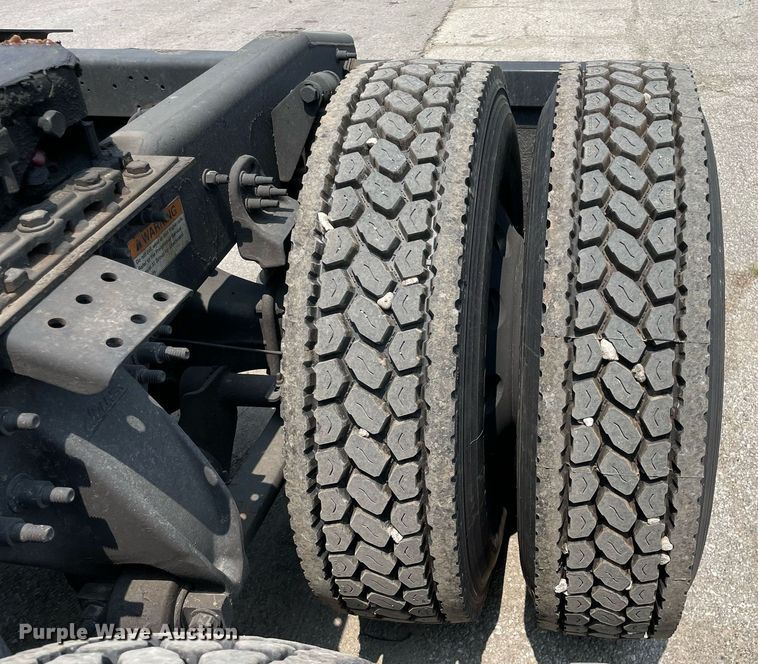 image for item LJ9707 2016 Freightliner Cascadia 125  semi truck