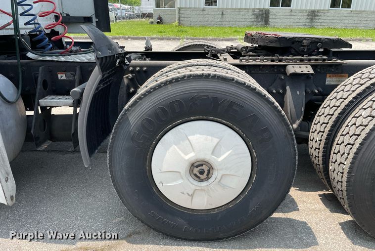 image for item LJ9707 2016 Freightliner Cascadia 125  semi truck