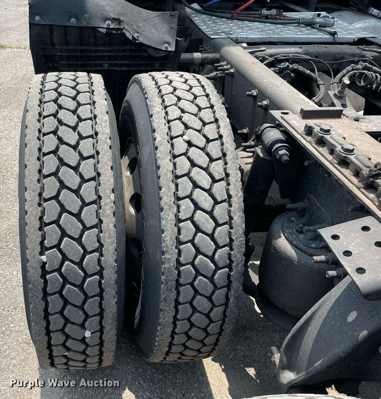 image for item LJ9707 2016 Freightliner Cascadia 125  semi truck