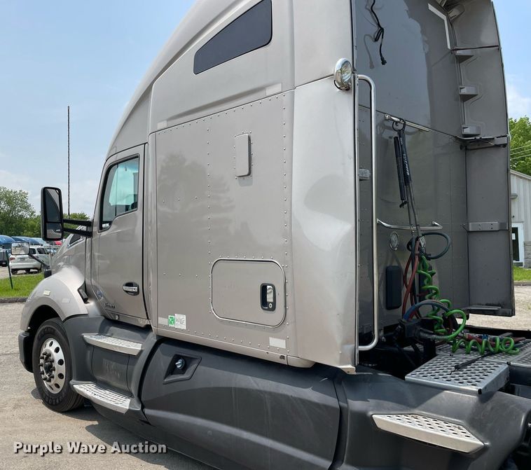 image for item LJ9708 2016 Kenworth T680  semi truck