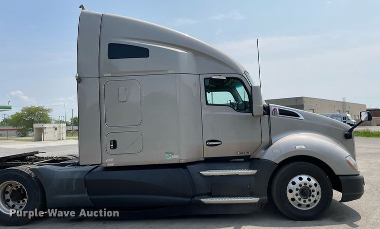 image for item LJ9708 2016 Kenworth T680  semi truck