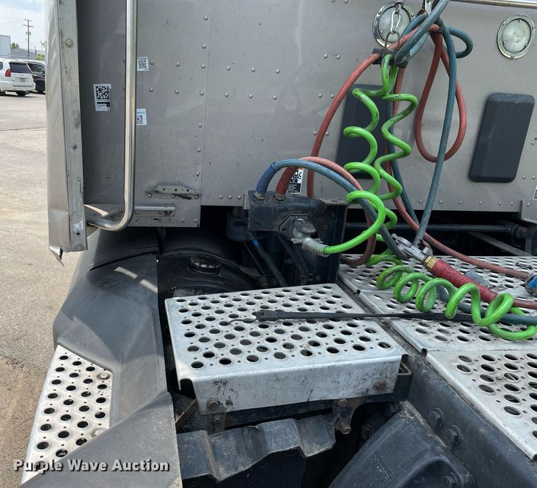 image for item LJ9708 2016 Kenworth T680  semi truck