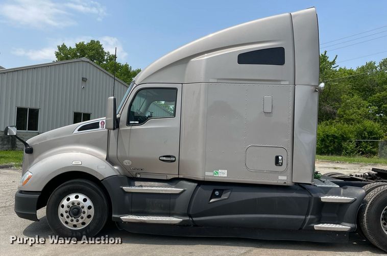 image for item LJ9708 2016 Kenworth T680  semi truck