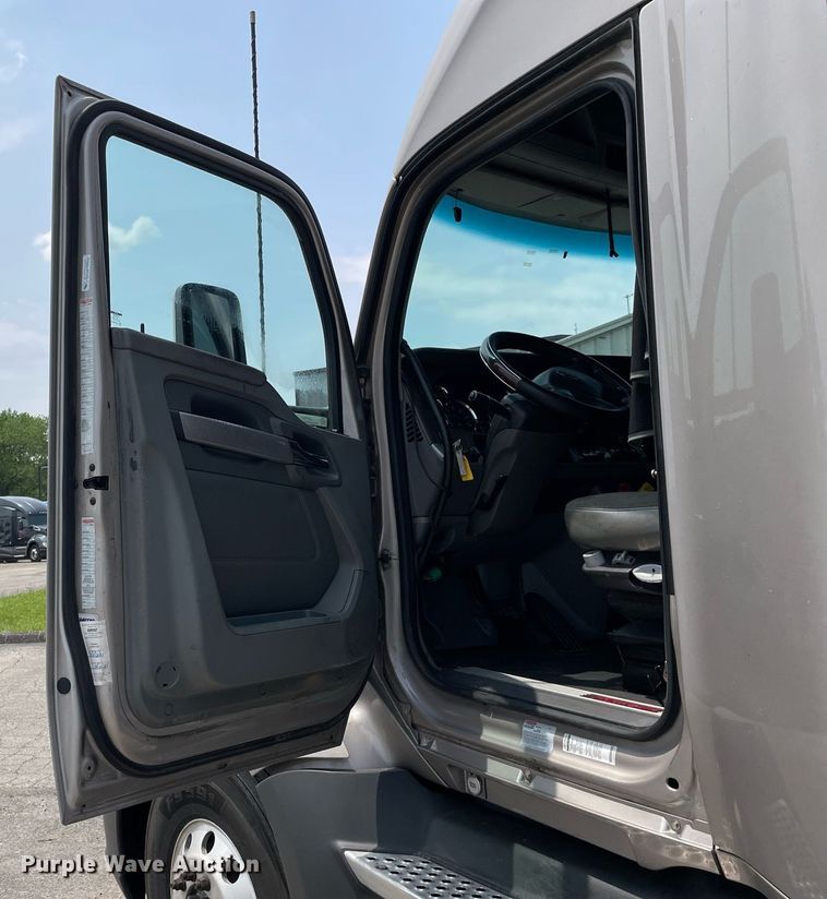 image for item LJ9708 2016 Kenworth T680  semi truck