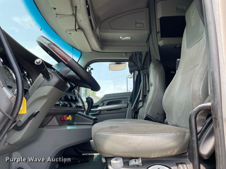 image for item LJ9708 2016 Kenworth T680  semi truck