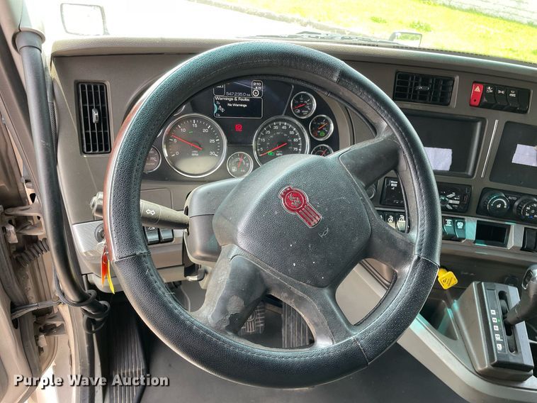 image for item LJ9708 2016 Kenworth T680  semi truck