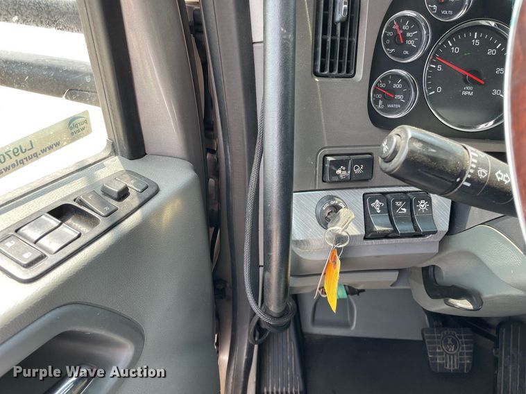 image for item LJ9708 2016 Kenworth T680  semi truck