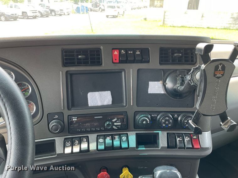 image for item LJ9708 2016 Kenworth T680  semi truck