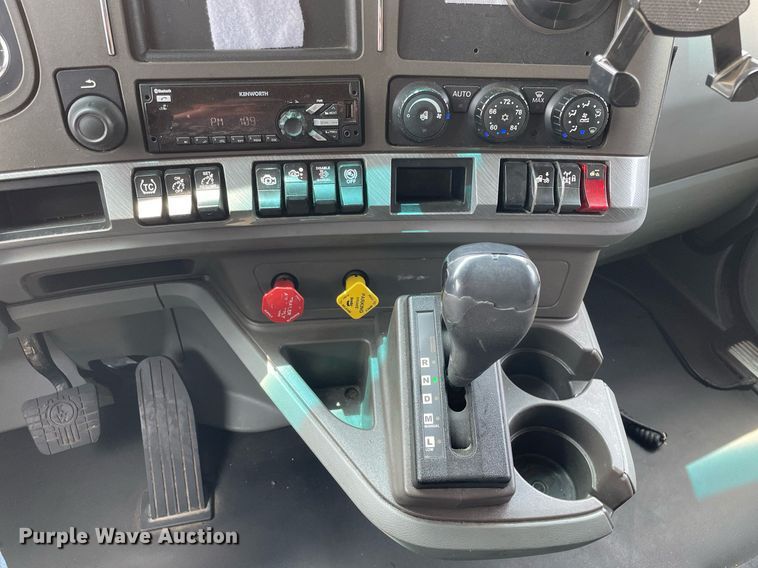 image for item LJ9708 2016 Kenworth T680  semi truck