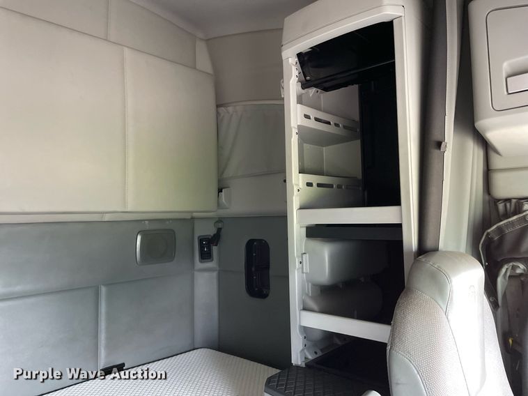 image for item LJ9708 2016 Kenworth T680  semi truck