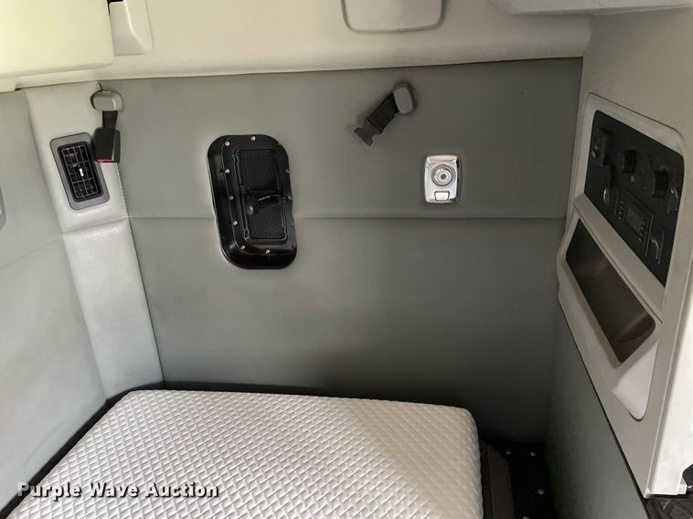 image for item LJ9708 2016 Kenworth T680  semi truck