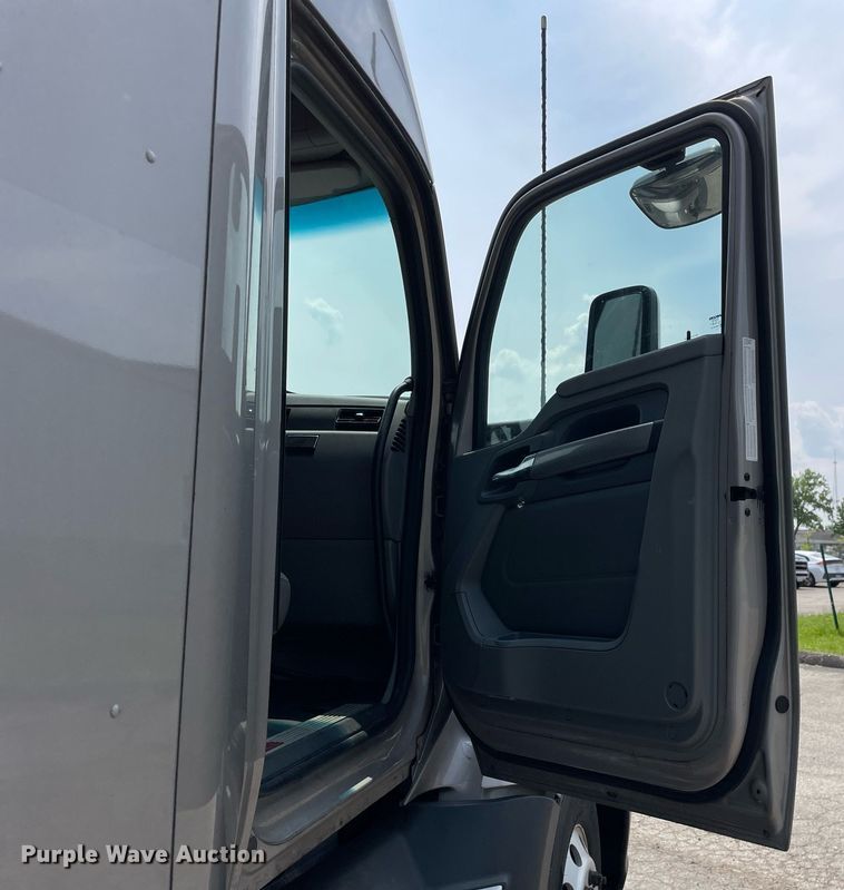 image for item LJ9708 2016 Kenworth T680  semi truck