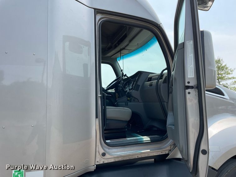 image for item LJ9708 2016 Kenworth T680  semi truck