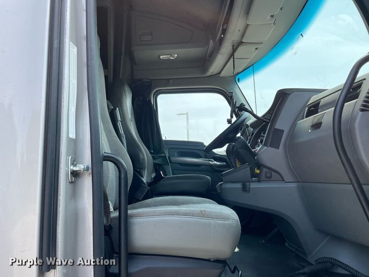 image for item LJ9708 2016 Kenworth T680  semi truck