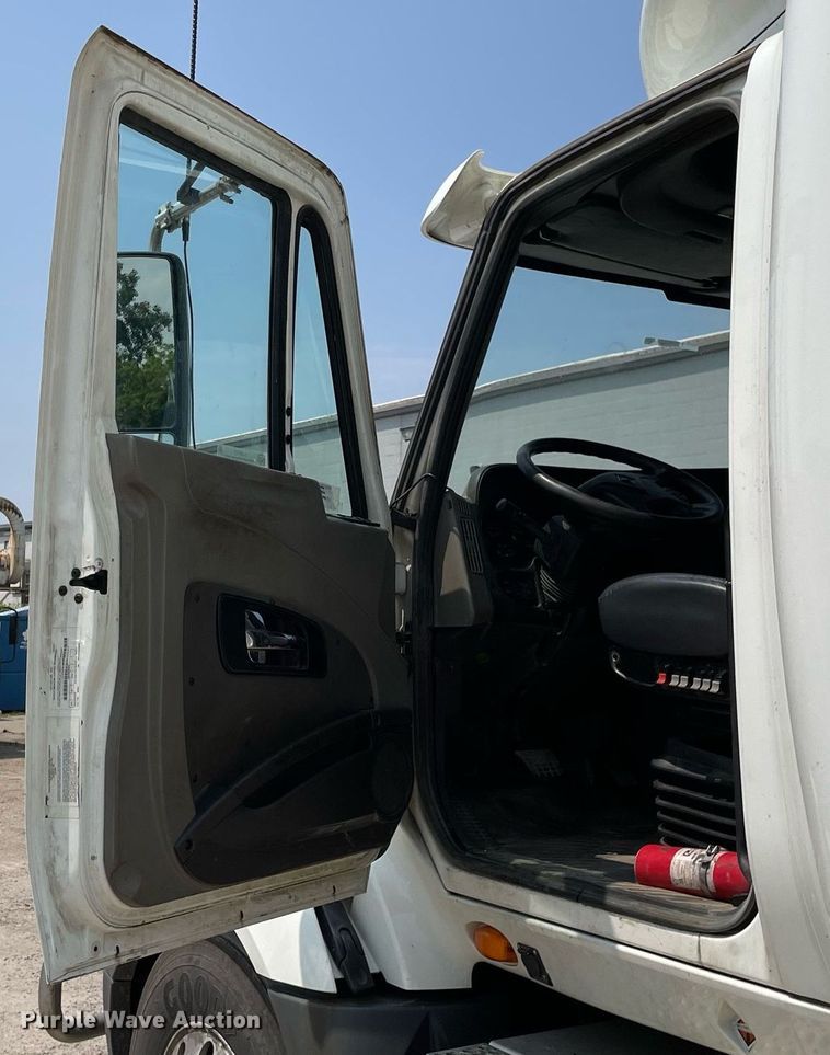 image for item LJ9715 2016 International ProStar Plus 122  semi truck