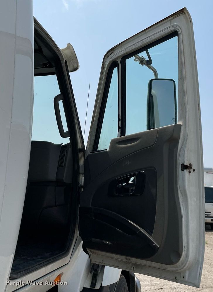 image for item LJ9715 2016 International ProStar Plus 122  semi truck