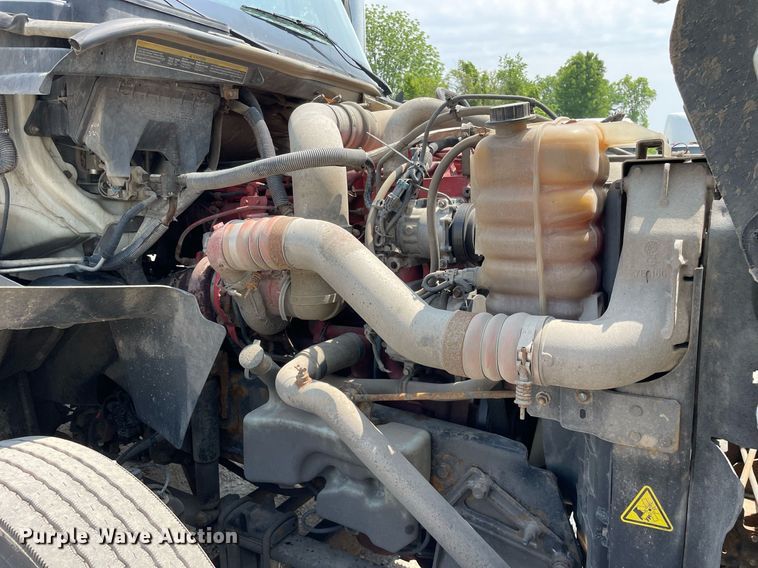 image for item LJ9715 2016 International ProStar Plus 122  semi truck