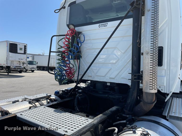 image for item LJ9721 2016 International ProStar Plus 122  semi truck