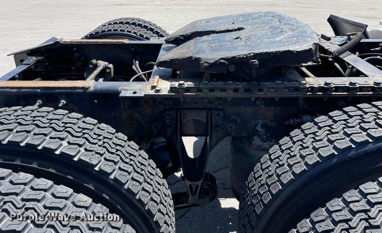 image for item LJ9721 2016 International ProStar Plus 122  semi truck