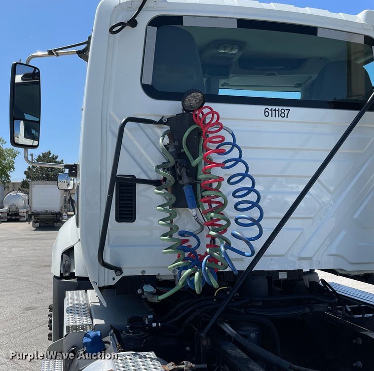 image for item LJ9721 2016 International ProStar Plus 122  semi truck