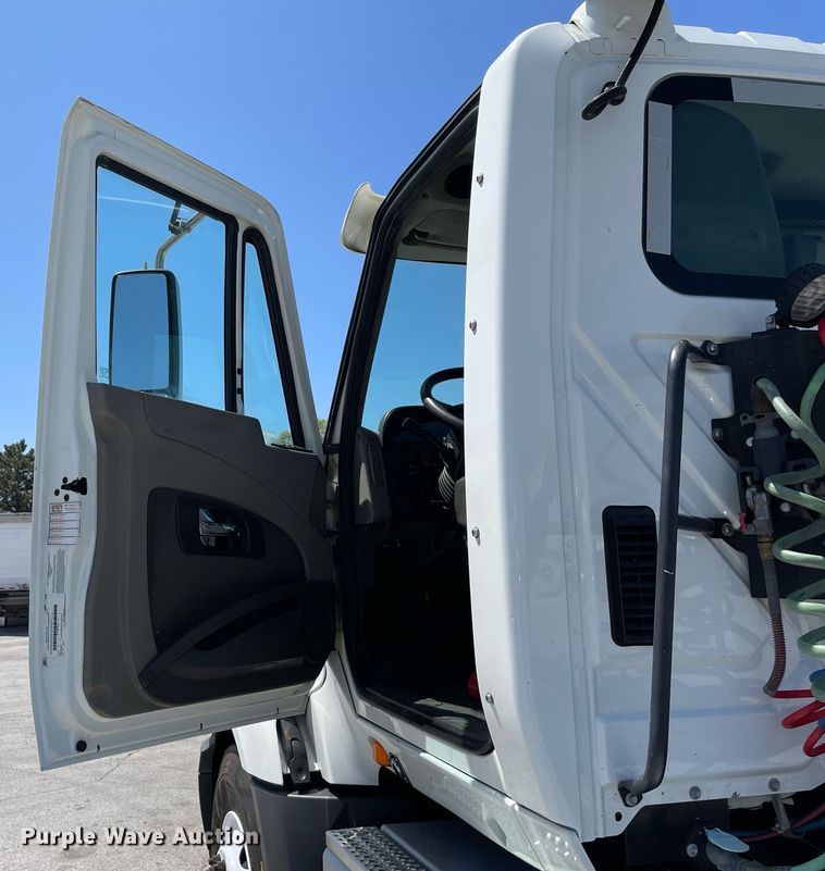 image for item LJ9721 2016 International ProStar Plus 122  semi truck