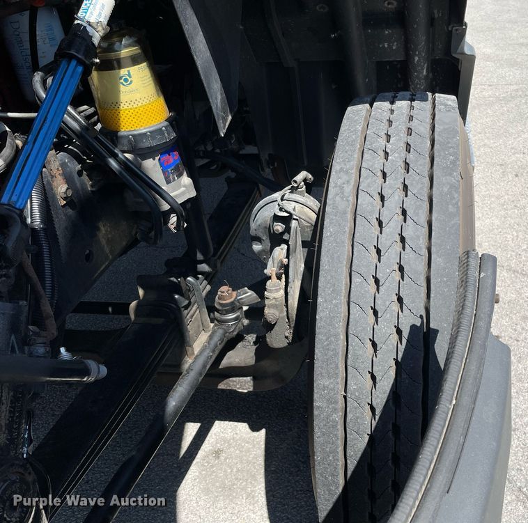 image for item LJ9721 2016 International ProStar Plus 122  semi truck