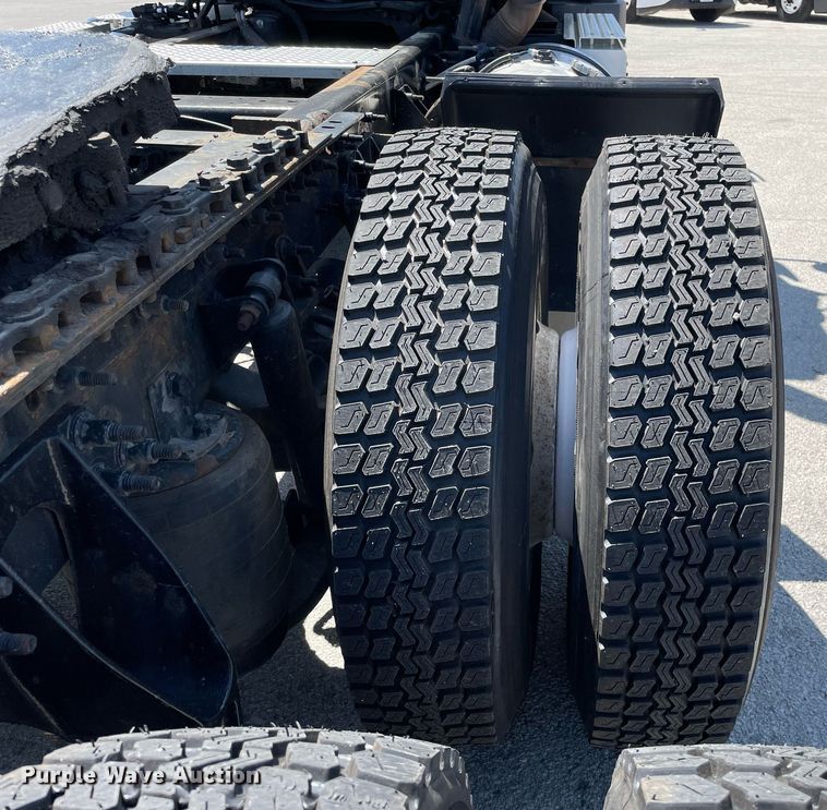 image for item LJ9721 2016 International ProStar Plus 122  semi truck