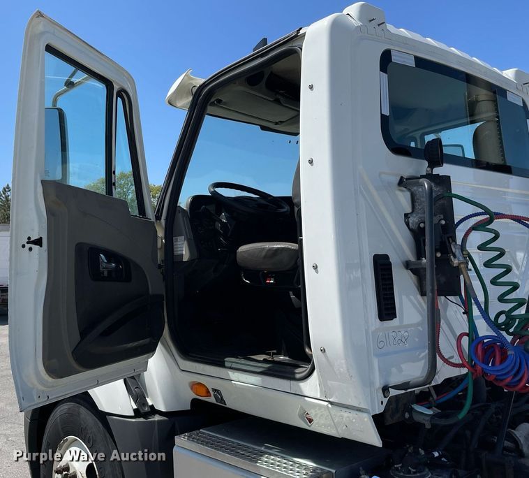 image for item LJ9722 2016 International ProStar Plus 122  semi truck